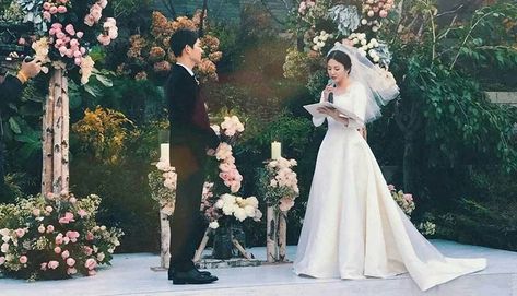 Wedding Korean, Korean Wedding Dress, Songsong Couple, W Two Worlds, Park Bogum, Happy End, Hye Kyo, Korean Wedding, Wedding Court