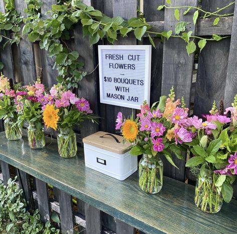 Kid Flower Stand, Flower Bouquet Display Stand, Flowers For Sale Sign, Flower Honesty Stand, Flower Market Display Farm Stand, Flower Market Set Up, Farmers Market Flower Display Ideas, Fresh Flower Bar, Farmers Market Display Flowers