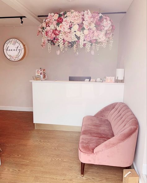 Beauty salon reception with floral display Beauty Salon Decor Ideas Waiting Area, Reception Area Design Waiting Rooms, Shop Waiting Area, Beauty Salon Reception Area, Salon Waiting Area Ideas, Beauty Salon Reception Ideas, Spa Reception Area, Beauty Salon Reception, Salon Board