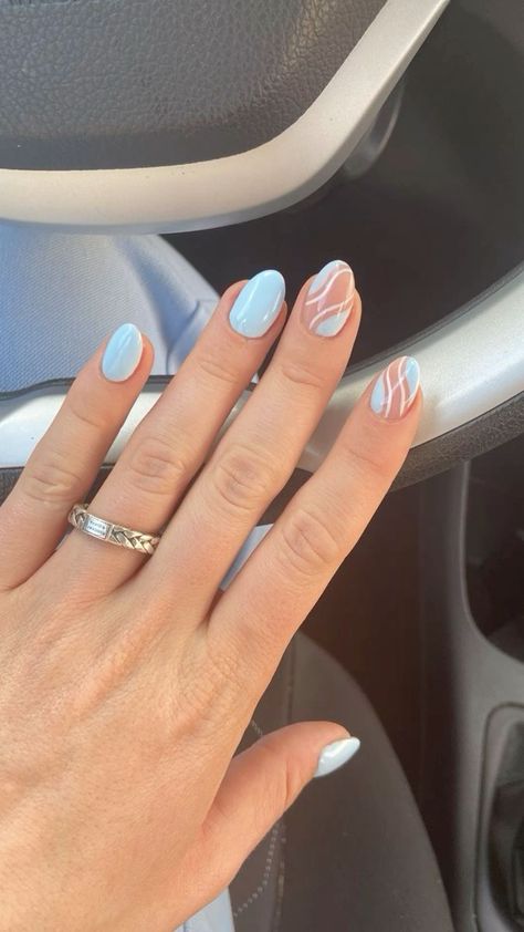 There's a new beauty trend taking over Instagram and it's absolutely stunning. Say hello to "quartz nails". Shellac Vacation Nails, Beachy Gel Nails Short, Must Have Nails, Super Simple Nails Short, Back To School Nails Short Acrylic, Almond Shaped Nails Ideas, Cute Shellac Nails For Summer, Vacation Nails Round, Gel Nail Ideas Natural Nails