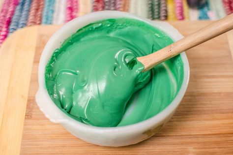 No matter the occasion, whether for St. Patrick’s Day or an Incredible Hulk-themed birthday party, dark green icing makes the difference between keeping wi Cake Smash Boy, White Buttercream Frosting, Green Icing, Hulk Birthday Parties, Succulent Cake, Store Bought Frosting, Hulk Birthday, Coloured Icing, Canned Frosting