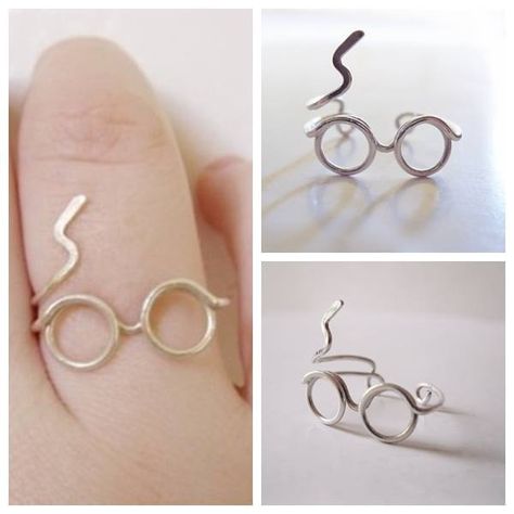 Harry potter ring...I just might need this. ! Harry Potter Ring, Stile Harry Potter, رسم كاريكاتير, Diy Wire Jewelry Rings, Wire Jewelry Rings, Wire Jewelry Designs, Diy Bracelets Easy, Handmade Jewelry Tutorials, Diy Wire Jewelry