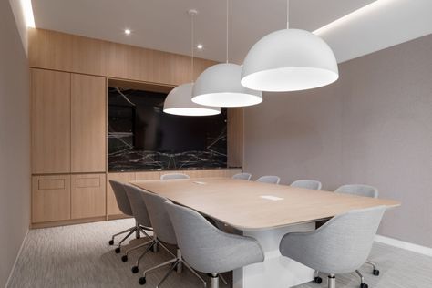 Small Meeting Room Design, Meeting Room Design Office, Small Meeting Room, Quiet Office, Meeting Room Design, Office Culture, Office Meeting Room, Office Building Architecture, Leasing Office