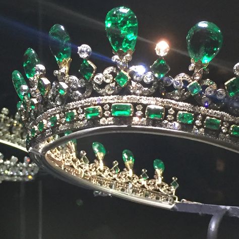 388 Likes, 8 Comments - Joanna Hardy (@joannahardyltd) on Instagram: “Stunning emeralds from Columbian (most likely) in Queen Victoria’s emerald jewels, consisting of a…” Emerald Tiara, Crown Aesthetic, Rainha Elizabeth Ii, Royal Crowns, Queen Aesthetic, Silver Tiara, Royalty Aesthetic, Royal Aesthetic, Royal Tiaras