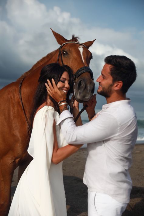 Horse Couple Photoshoot, Couple Horse Photography, Best Photo Ideas, Horse Engagement Photos, Horse Wedding Photos, Engagement Photo Shoot Poses, Pre Wedding Photoshoot Theme, Pre Wedding Photoshoot Beach, Horse Couple