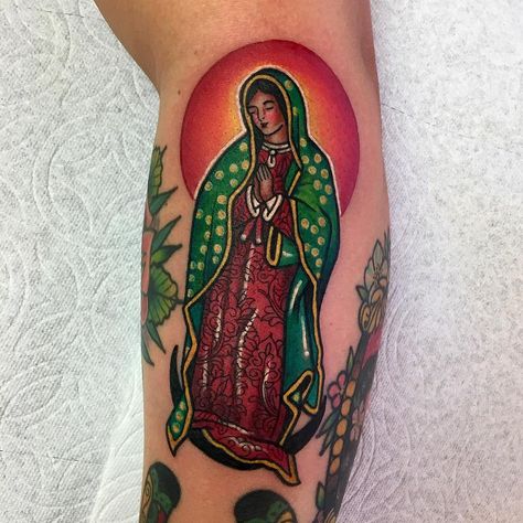 ❤️Thank you Olivia, Our Lady of Guadalupe is my favorite image of all time ✨ this tattoo is smaller than a dollar bill. #guadalupe… Lady Of Guadalupe Tattoo, Mexican Traditional Tattoo, Virgin Mary Tattoos, Okinawa Tattoo, Guadalupe Tattoo, Mexican Tattoo, Mary Tattoo, Army Tattoos, Back Of Shoulder Tattoo