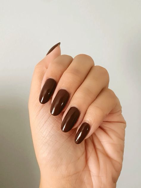 Embrace the elegance with 27 Stunning Fall Chrome Nail Colors to Rock a Bold, Metallic Manicure This Season! Featuring stunning shades like rose gold, gunmetal gray, and copper, these luxe chrome colors add a stylish touch to your fall look. Perfect for any occasion, these nails will keep your look chic and trendy all season long. 🍁💅✨ #FallChromeNails #BoldManicure #MetallicNails #AutumnNails #ChicNails #NailGoals Dark Brown Nails, Simple Fall Nail, Chrome Nail Colors, Simple Fall Nails, Chrome Nail, Metallic Nails, Chocolate Chocolate, Fall Nail Colors, Oval Nails