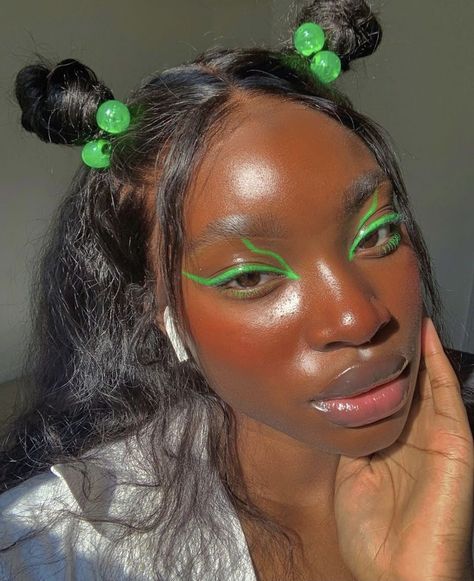 80s Eyeliner, Eyeliner Art, Kush Mascara, Face Art Makeup, Makeup For Black Skin, Cool Makeup Looks, Green I, Cute Makeup Looks, Makeup Eye Looks