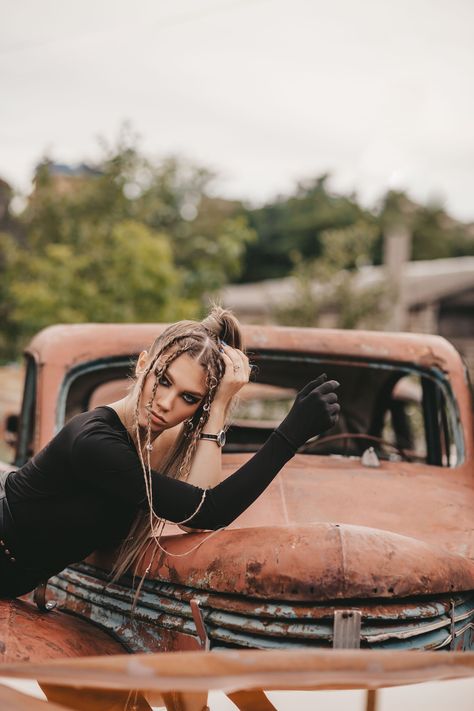 Junkyard Photoshoot, Retro Photoshoot Vintage Photo Ideas, Vintage Photo Ideas, Car Yard, Photoshoot Vintage, Retro Photoshoot, Junk Yard, Creative Photoshoot, Vintage Photoshoot