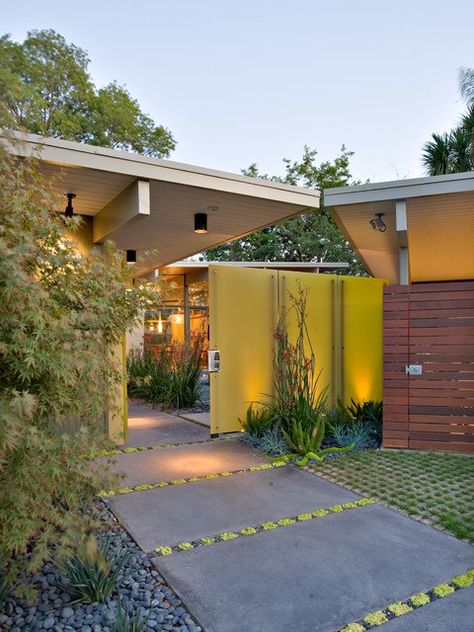 17 Welcoming Mid Century Modern Entrance Designs That Will Invite You Inside Eichler Remodel, Exterior Entryway Ideas, Mid Century Modern Exterior, Mid Century Exterior, Modern Entrance, Meteor Garden 2018, Mid Century Architecture, Entrance Design, Design Exterior