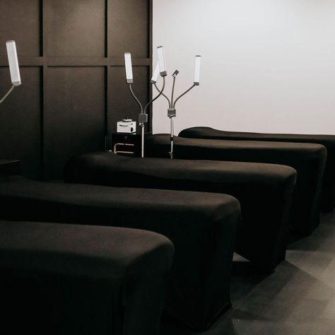 Black & White, clean vibes only 😎 Located in Grand Rapids, MI come visit Grand City Tanning’s brow & lash room! Room Inspo Clean, Neutral Salon, Brow Room, Clean Vibes, Spray Tan Salons, Aesthetic Neutral, Lash Room, Permanent Jewelry, Tanning Salon