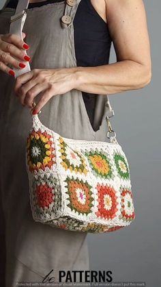 Crochet Dolls Made with Love Sac Granny Square, Crocheted Purse, Purse Patterns Free, Crochet Boho Bag, Crochet Mask, Free Crochet Bag, Womens Crochet Patterns, Crochet Bag Pattern Free, Crochet Fall