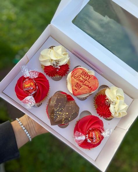 Bespoke Cake Designer on Instagram: "❤️🫶🏼 VALENTINES 🫶🏼❤️ Absolutely love this years menu🥰 Option 1- “For him” valentines cupcakes, vanilla with chocolate geo heart. Box of 6- £15, box of 4- £12 (stamp says either “love you” or “happy valentines”) Option 2- “For her” valentines cupcakes, vanilla. Box of 6- £15, box of 4- £12 (stamp says either “love you” Happy valentines”) Option 3- Valentines treatbox, Including: 2x vanilla cupcakes, Nutella & kinder blondie, Double chocolate Brownie, Geo Beautiful Cupcakes Birthday, Christmas Cakes Ideas, Brownie Stack, Dessert Boxes Packaging, Valentine's Cakes, Valentines Cakes And Cupcakes, Decorated Brownies, Valentines Cakes, Newsletter Marketing