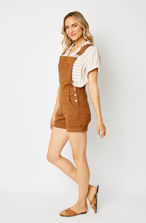 Overall shorts outfit