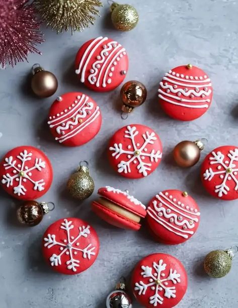 Comment préparer des macarons de Noël ? Des recettes et des idées de décoration à tester absolument ! Vampire Macarons, Christmas Macaron Tower, Macaron Ornaments, Christmas Macaroons, Gingerbread Buttercream, Macaron Ideas, Kue Macaroon, Christmas Macarons, Macaron Cookies