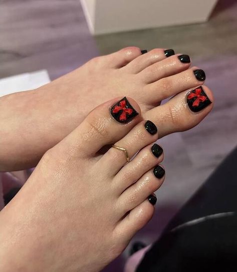 If you're into an edgier vibe, this design melds a glossy black base with eye-catching red star accents. It's ideal for those wanting to make a bold statement, boasting stark contrast and dramatic flair. Black And Red Toenails, Hottest Nail Designs, Red Toenails, Toenail Art, Summer Nails Colors Designs, Hot Nail Designs, Toenail Designs, Trendy Nail Designs, Trendy Nail