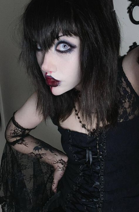 80s Gothic Makeup, Horror Goth Makeup, Goth Makeup Romantic, Vintage Goth Makeup, Corp Goth Makeup, Goth Doll Makeup, Gothabilly Makeup, Gothic Makeup Looks, Goth Girl Makeup