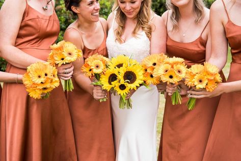 Outdoor Garden Party, Bouquets Diy, Diy Dinosaur, Yellow Bridesmaid, Yellow Wedding Theme, Rusting Wedding, Color Terracota, Wedding Theme Inspiration, Best Wedding Favors