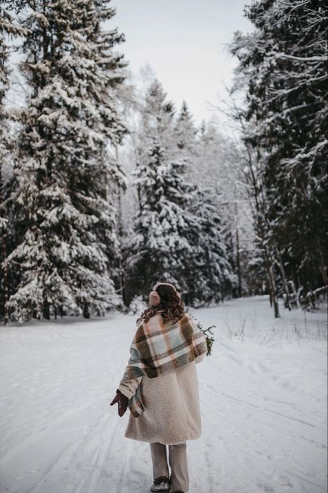 Winter Cabin Photoshoot, Winter Walk Aesthetic, Snow Shoot Ideas, New Year Photoshoot, Christmas Shoot, Classy Christmas, Winter Street, Winter Photoshoot, Winter Cabin