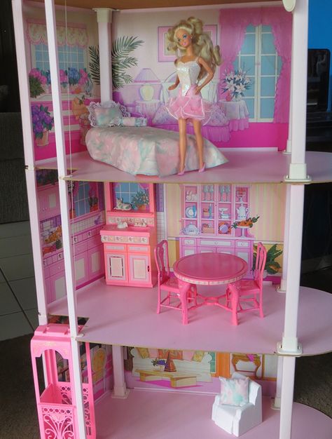 90s Barbie House, 1960s Barbie Dream House, Barbie Dream House 90s, Barbie House 2000s, Barbie Malibu Dream House, Barbie Dollhouse 2000s, 1980s Barbie, Vintage Christmas Toys, 1980s Childhood