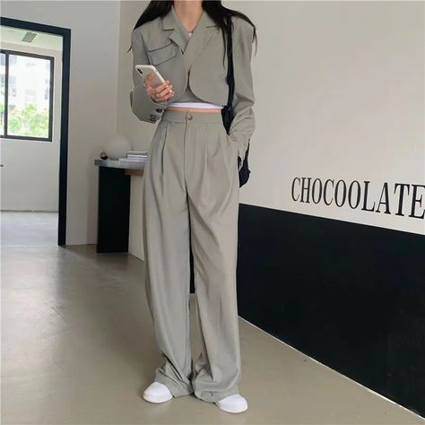 Wide Leg Pants Outfit, Leg Pants Outfit, Photographie Portrait Inspiration, Cropped Blazer Jacket, Suit Jackets For Women, Wide Leg Dress Pants, Crop Blazer, Looks Street Style, Cropped Blazer