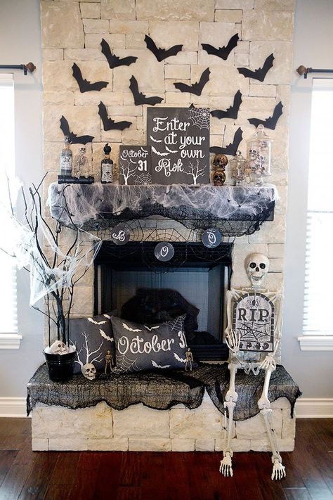 Spider Web Decoration Indoor, Halloween Mantel Decor, Fun Diy Halloween Decorations, Halloween Mantle Decor, Halloween Fireplace, Unique Halloween Decorations, Dekorasi Halloween, Spider Web Decoration, Halloween Mantle