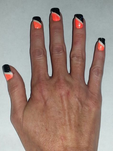 Football Nails Orange And Black, Orange White Black Nails, Black White And Orange Nails, Black Orange And White Nails, Orange And Black Nails Short, Wrestling Nails, Orange Black And White Nails, Black And Orange Nail Designs, Orange And Black Nail Designs