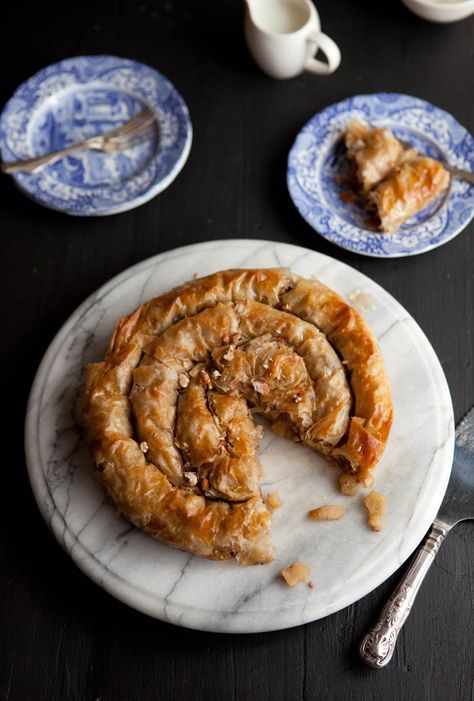 apple phyllo pie with pecans and maple Phyllo Pie, Maple Pecans, Maple Recipes, Awesome Food, Moroccan Food, Sweet Pie, Baklava, Pavlova, Pecans