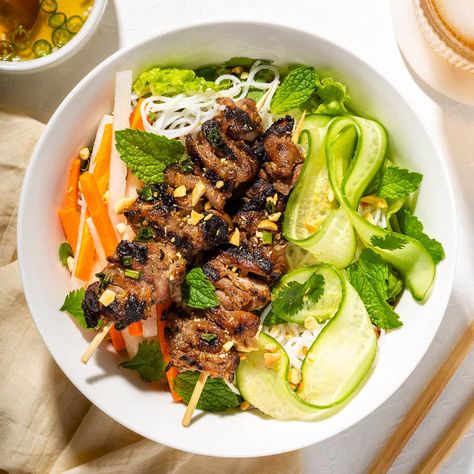 Vietnamese Noodle Salad, Vietnamese Grilled Pork, Vietnamese Pork, Rice Noodle Salad, Vietnamese Noodles, Pork Noodles, Pickled Carrots, Rice Vermicelli, Marinated Pork