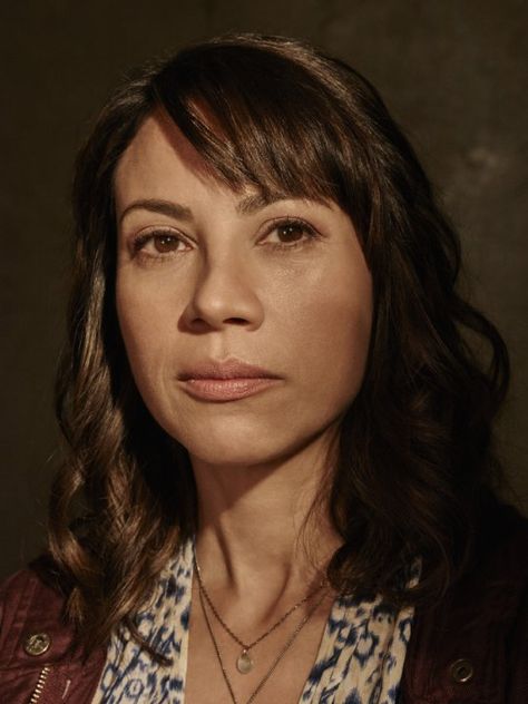 Elizabeth Rodriguez in Fear the Walking Dead (2015) Elizabeth Rodriguez, Walking Dead Tv Series, Talking To The Dead, The Walking Dead Tv, Walking Dead Cast, Bob Lace Front Wigs, Fear The Walking, Fear The Walking Dead, Orange Is The New