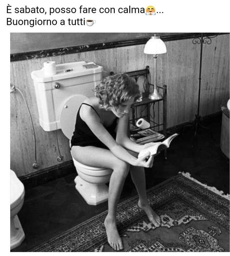 Toilet Art, Famous Photographers, Woman Reading, Magnum Photos, Girl Reading, Blonde Pixie, Black White Photos, Vintage Photography, The Bathroom