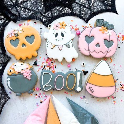 Halloween Icing, Halloween Cookie Designs, Icing Consistency, Halloween Themed Desserts, Halloween Sugar Cookies Decorated, Halloween Deserts, No Bake Sugar Cookies, Postres Halloween, Halloween Cookies Decorated