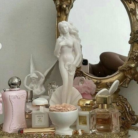 Dreamy Filter, Aphrodite Cabin, Aphrodite Aesthetic, Aphrodite Goddess, Magia Das Ervas, Mia 3, Dreamy Room, Goddess Of Love, Room Aesthetic