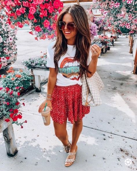 T-shirt and Skirt Outfit Ideas to Love All Summer Long - DIY Darlin' T Shirt And Skirt Outfit, Skirt Outfit Ideas, Summer Trends Outfits, Age 30, Perfect Summer Outfit, Rock Outfit, Mode Casual, Outfits Verano, Chic Outfit