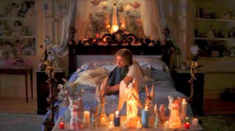 1996 — Romeo + Juliet Romeo Juliet 1996, Juliet Capulet, Baz Luhrmann, Romeo Y Julieta, I Love Cinema, Classic Bedroom, Teenage Bedroom, Teen Bedroom, Romeo And Juliet