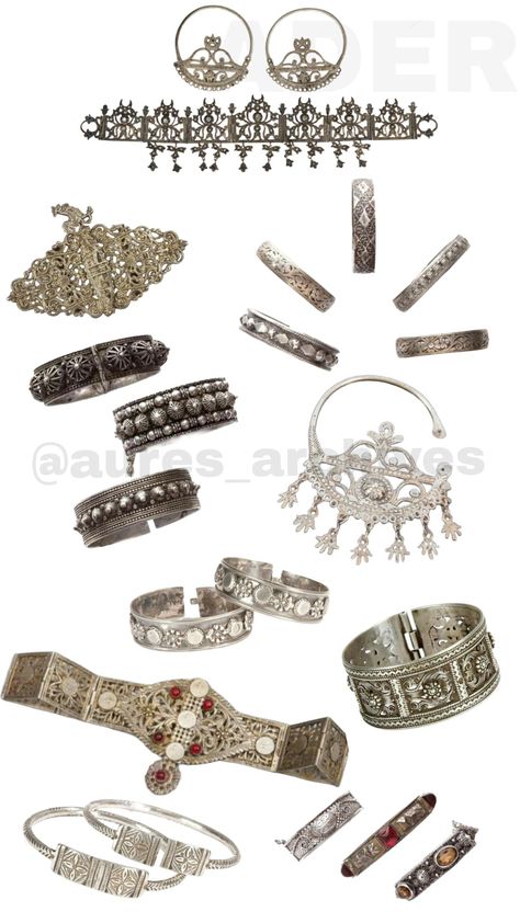 Amazigh Jewelry, Algerian Jewelry, Algerian Clothing, Desert Aesthetic, Arabic Jewelry, Historical Objects, Hand Accessories, Old Money Style, Stacked Jewelry