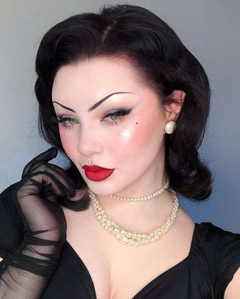 50s Fashion Makeup, Casino Royale Makeup, 50 Makeup Vintage 1950s, Toodles Galore Makeup, 1950 Makeup Vintage, 40s Makeup Look, 50s Pinup Makeup, Vintage Makeup Looks 1950s, Pin Up Makeup Vintage