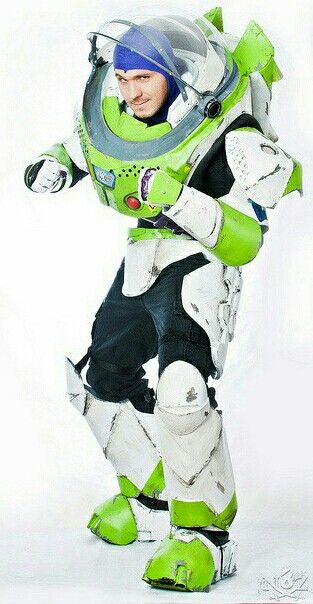 Buzz Lightyear Costume, Cosplay Disney, Armadura Cosplay, Toy Story Costumes, Toy Story Movie, Batman Cosplay, Toy Story Buzz Lightyear, Pixar Characters, Toy Story Buzz