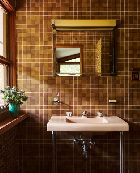 Sarah Anderson-Magness on Instagram: “"The original handmade Dal-tile tile and American Standard sink were preserved. 'I had many plans to redo the bathroom, but I could never…” Frank Lloyd Wright Usonian, Usonian House, Sarah Anderson, Frank Lloyd Wright Design, Frank Lloyd Wright Homes, Single Story Homes, Tile Trends, Brown Bathroom, Prefabricated Houses