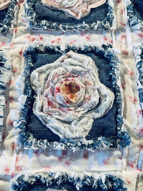 French Roses, Rag Quilt Patterns, Denim Crafts Diy, Textile Art Embroidery, Rose Quilt, Quilt Sewing Patterns, Flower Quilts, Denim Quilt, Denim Ideas