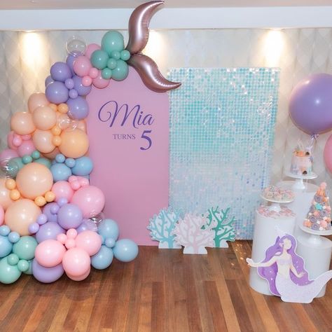 Melbourne’s Premium Prop Hire & Events on Instagram: "An enchanted Little Mermaid theme brought to life with @the.event.styler A collection of perfection to say the least 🧜‍♀️🪸 Contact us to enquire for your next event!! @hazeleventsprophire Styling, Concept Design & Coordination - @the.event.styler Props - @hazeleventsprophire Balloons - @balloonsbyhan Cake & Desserts - @sir.sour Decal - @letter.art.designs Signage - @event.signs Photographer - @zena.photo Venue - @thecastlerestaurants Mer Mermaid Decorations Party, Princess Balloons, Event Signs, Mermaid Balloons, Mermaid Birthday Party Decorations, Mermaid Theme Birthday Party, Girls Birthday Party Decorations, Shimmer Wall, Pastel Balloons