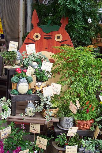 Ghibli Garden Ideas, Cute Flower Shop Aesthetic, Studio Ghibli Garden Ideas, Studio Ghibli House Decor, Studio Ghibli Houses, Studio Ghibli Garden, Ghibli Garden, Studio Ghibli Decor, Studio Ghibli Japan