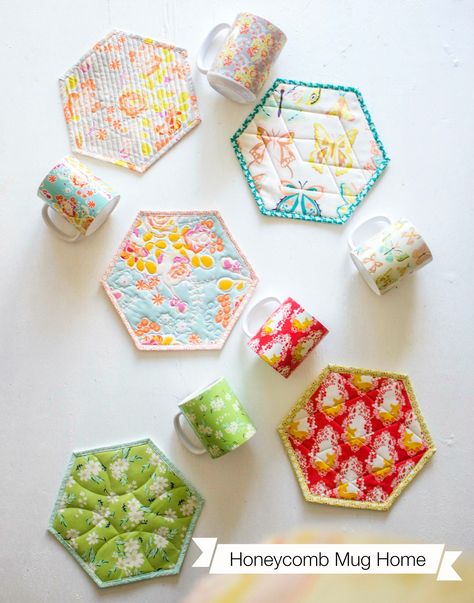 Honeycomb Mug Rug Video Tutorial! — Maxie Makes Revamp Clothes, Mug Rug Tutorial, Sew Crafts, Mug Rug Patterns, Diy Mugs, Fabric Pictures, Hexagon Quilt, Diy Coasters, Cadeau Diy