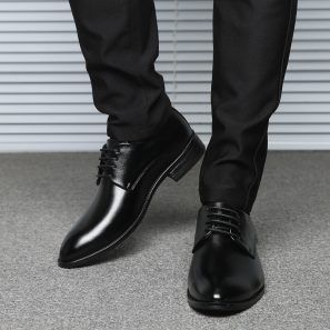 The pointed toe leather black shoes go great with the “one color” trendy outfit. You can also wear them with a suit, dreas pants and with dark blue jeans for a casual attire. Black Wedding Shoes, Marshall Major, Mens Loafers Shoes, Leather Formal Shoes, Best Shoes For Men, Men Classic, Wedding Dress Shoes, Patent Shoes, Men Formal