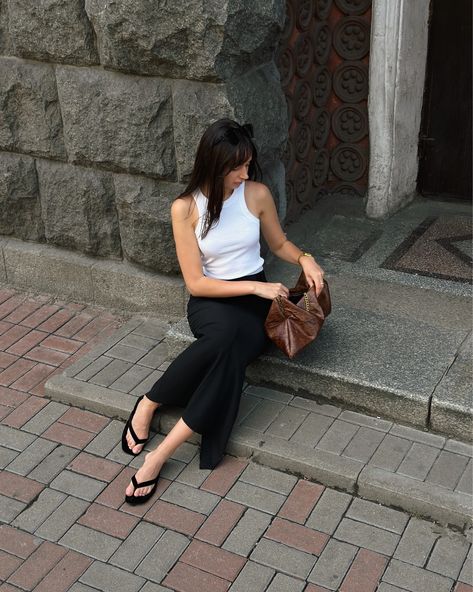 Simple and casual outfit idea for the summer with white tank top and black maxi skirt. This outfit is good for work or lifestyle. Tank Top Work Outfit, Black Tank Top Outfit Casual, Black Top White Skirt, Basic Style Outfits, Black Tank Tops Outfit, Casual Outfit Idea, White Sleeveless Top, Black Maxi Skirt, Tank Top Outfits