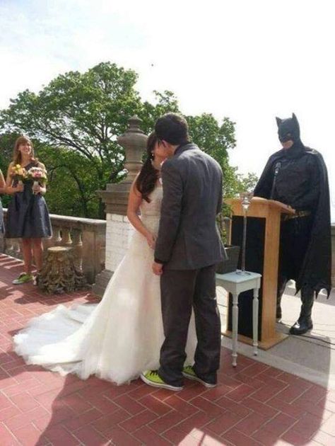 batman #wedding fail Batman Wedding, Batman Costumes, Leyte, Im Batman, Forrest Gump, Jake Gyllenhaal, Memes Humor, Nerd Geek, Wedding Humor