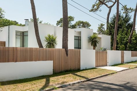 Atelier Delphine Carrère · VLV_House · Divisare Anglet France, Modern Mediterranean Home, Compound Wall Design, House Fence Design, Front Fence, Front Yard Fence, House Exterior Colors, Minimal House Design, Gate House