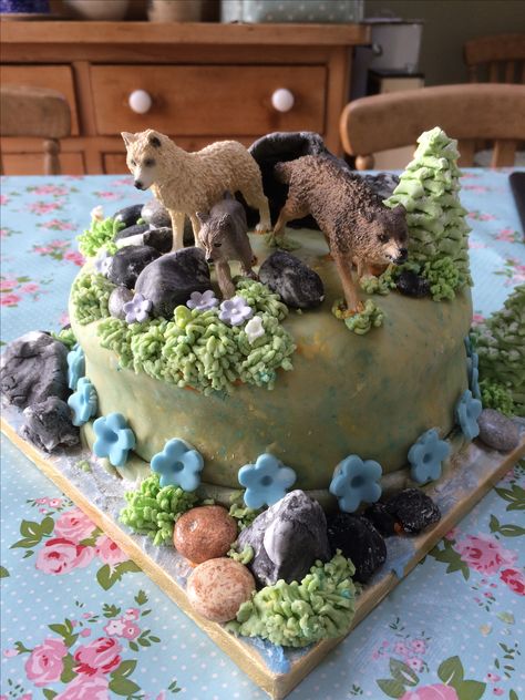 Wolf cake for Frida Wolf Cake Ideas Birthday Parties, Wolf Themed Birthday Cake, Wolf Cake Birthdays, Wolf Cakes For Kids, Wolf Cake Ideas, Wolf Birthday Cake, Wolf Party, Wolf Birthday, Wolf Cake