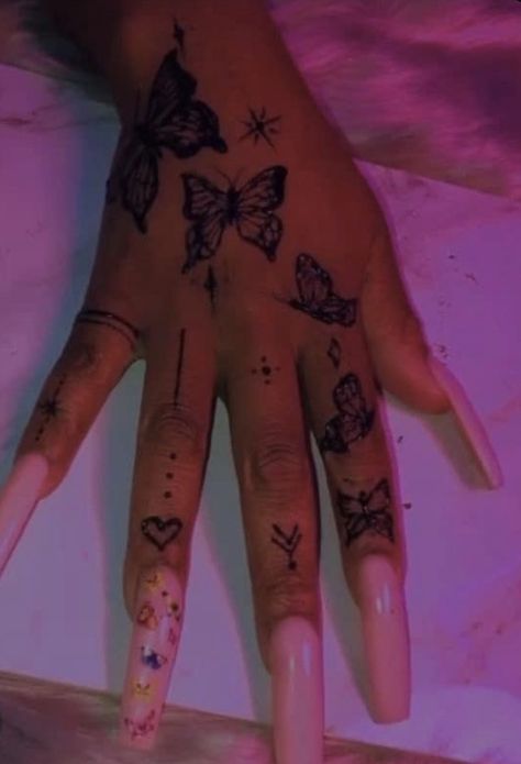 Tattoo Ideas Black Women Hand, Henna With Name Design, Butterfly Hena Design Hand, Henna Tattoo On Black Women, Sweet 16 Tattoo Ideas, Henna Tattoo Designs Heart, Baddie Henna Designs, Hand Tats For Women Aesthetic, Henna Tattoo Designs Hand Flowers