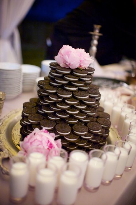 Cookies And Milk Bar, Oreo Tower, Oreo Wedding Cake, Summer Garden Party Wedding, Oreo Cookie Cake, Wedding Snacks, Cake Tower, Wedding Flower Design, Wedding Cake Alternatives